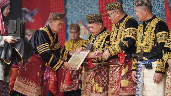 Al Haris saat terima gelar adat kehormatan di Jambi bagian barat, Sungai Penuh