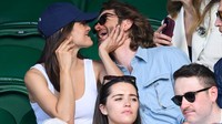 Andrew Garfield dan Monica Barbaro pamer kemesraan di tribun lapangan tenis. (Foto: WireImage/Karwai Tang)