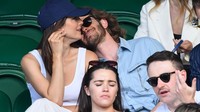 Andrew Garfield dan Monica Barbaro nonton tenis di Wimbledon, Inggris. (Foto: WireImage/Karwai Tang)