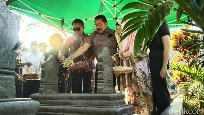 Anggota DPR RI Mayjen TNI (Purn) TB Hasanuddin dan Jaksa Agung ST Burhanudin saat ziarah ke makam orang tuanya di Majalengka.