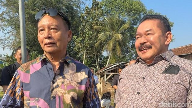 Anggota DPR RI Mayjen TNI (Purn) TB Hasanuddin dan Jaksa Agung ST Burhanudin saat ziarah ke makam orang tuanya di Majalengka. Anggota DPR RI Mayjen TNI (Purn) TB Hasanuddin dan Jaksa Agung ST Burhanudin saat ziarah ke makam orang tuanya di Majalengka.