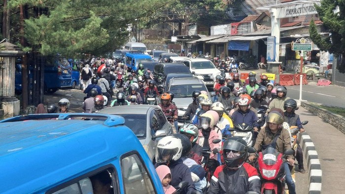 Arus lalu lintas (lalin) kendaraan menuju kawasan wisata Puncak, Bogor, Jawa Barat (Jabar), mengalami peningkatan. Polisi menerapkan sisten satu arah atau one way dari arah Jakarta menuju Puncak, Bogor, Minggu (5/7/2026).