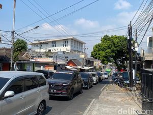 Kendaraan dari Kota Batu Arah Cangar Mengular pada Puncak Libur Sekolah