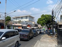 Kendaraan dari Kota Batu Arah Cangar Mengular pada Puncak Libur Sekolah