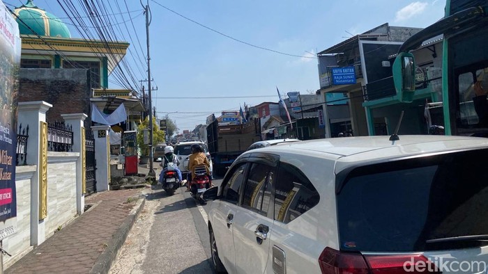 Arus lalu lintas dari arah Simpang 4 Karanglo, Kabupaten Malang, menuju ke Kota Batu terpantau padat merayap pada Minggu (5/7/2026) siang