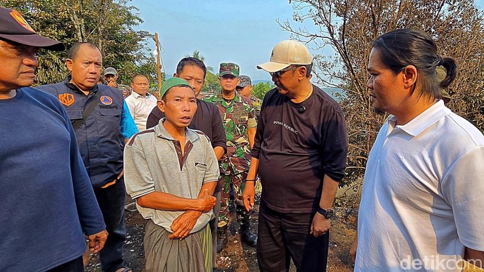 Asep Japar bersama Alal suami dari Eni, korban tewas kebakaran Cibodas
