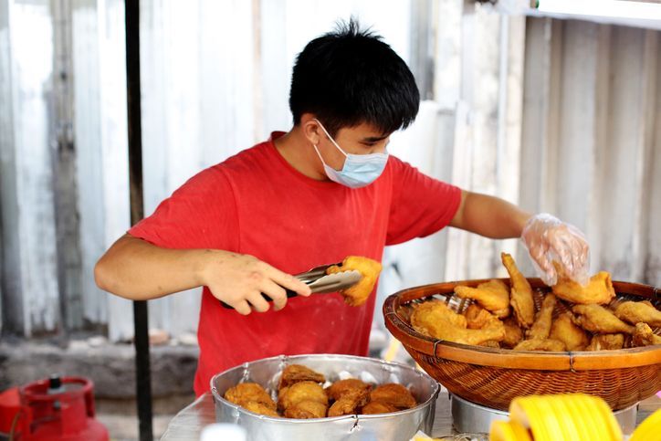 Aroma Ayam Gorengnya Menganggu, Penjual Ini Didenda Rp 8 Juta!