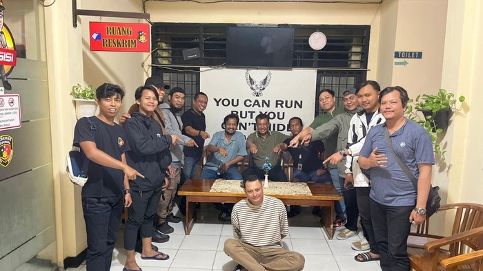 Bang Jago pelaku pemukulan pemotor di Jagakarsa, Jaksel, ditangkap, Minggu (5/7/2026).
