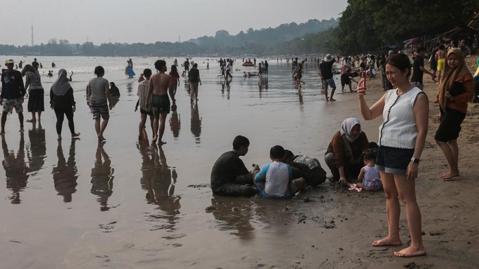 Wisatawan berada di atas keramba apung di kawasan Pantai Carita, Pandeglang, Banten, Minggu (5/7/2026). Berdasarkan data Badan Pusat Statistik (BPS) Banten, secara kumulatif jumlah perjalanan wisatawan Nusantara tujuan Banten pada Januari hingga Mei 2026 mencapai 27,88 juta perjalanan atau meningkat sebesar 3,16 persen dibandingkan periode yang sama tahun sebelumnya sebanyak 27,02 juta perjalanan. ANTARA FOTO/Angga Budhiyanto