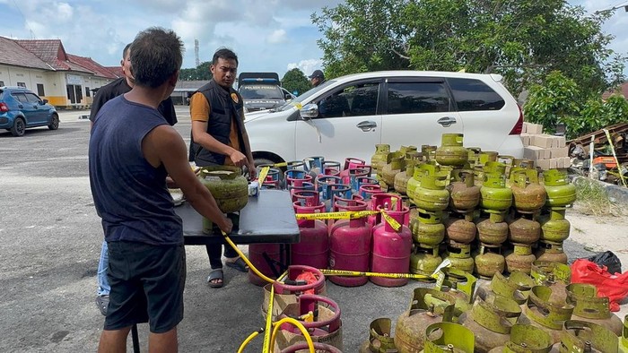 Bareng bukti gas LPG 3 Kg di Bangka yang dioplos ke LPG nonsubsidi.