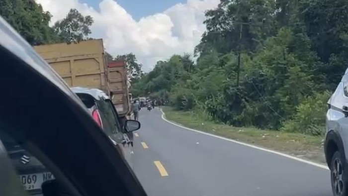Box Culvert Ambruk di Kasongan-Sampit, Antrean Kendaraan Mengular. (Istimewa)