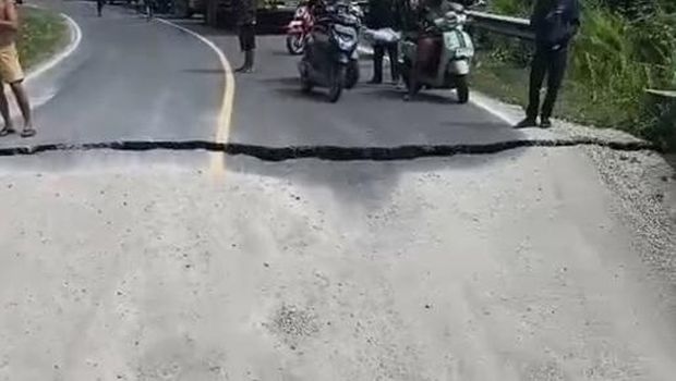 Box Culvert Ambruk di Kasongan-Sampit, Antrean Kendaraan Mengular. (Istimewa) Box Culvert Ambruk di Kasongan-Sampit, Antrean Kendaraan Mengular. (Istimewa)