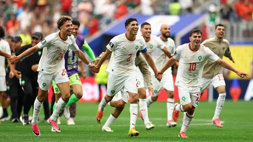 Maroko memastikan langkah ke babak perempat final Piala Dunia 2026 usai menaklukkan Kanada dengan skor telak 3-0 pada laga babak 16 besar di NRG Stadium, Houston, Minggu (5/7/2026) dini hari WIB. Setelah bermain tanpa gol di babak pertama, The Atlas Lions tampil lebih agresif usai turun minum. Gelandang Azzedine Ounahi menjadi bintang kemenangan lewat dua golnya, sementara satu gol lainnya dicetak Soufiane Rahimi pada masa injury time. REUTERS