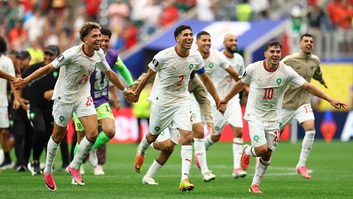 Maroko memastikan langkah ke babak perempat final Piala Dunia 2026 usai menaklukkan Kanada dengan skor telak 3-0 pada laga babak 16 besar di NRG Stadium, Houston, Minggu (5/7/2026) dini hari WIB. Setelah bermain tanpa gol di babak pertama, The Atlas Lions tampil lebih agresif usai turun minum. Gelandang Azzedine Ounahi menjadi bintang kemenangan lewat dua golnya, sementara satu gol lainnya dicetak Soufiane Rahimi pada masa injury time. REUTERS