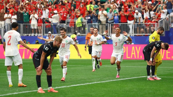 Maroko memastikan langkah ke babak perempat final Piala Dunia 2026 usai menaklukkan Kanada dengan skor telak 3-0 pada laga babak 16 besar di NRG Stadium, Houston, Minggu (5/7/2026) dini hari WIB. Setelah bermain tanpa gol di babak pertama, The Atlas Lions tampil lebih agresif usai turun minum. Gelandang Azzedine Ounahi menjadi bintang kemenangan lewat dua golnya, sementara satu gol lainnya dicetak Soufiane Rahimi pada masa injury time. REUTERS
