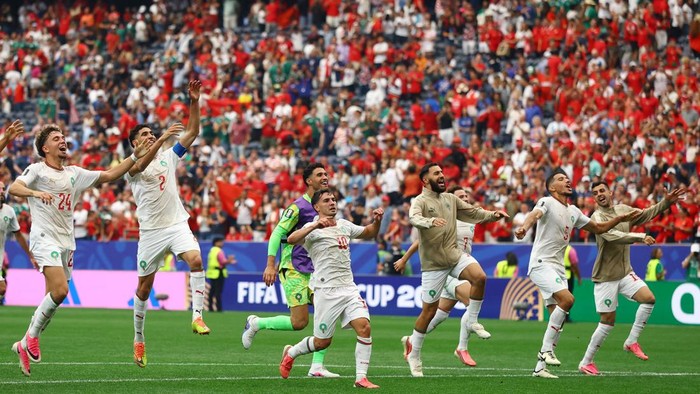 Maroko memastikan langkah ke babak perempat final Piala Dunia 2026 usai menaklukkan Kanada dengan skor telak 3-0 pada laga babak 16 besar di NRG Stadium, Houston, Minggu (5/7/2026) dini hari WIB. Setelah bermain tanpa gol di babak pertama, The Atlas Lions tampil lebih agresif usai turun minum. Gelandang Azzedine Ounahi menjadi bintang kemenangan lewat dua golnya, sementara satu gol lainnya dicetak Soufiane Rahimi pada masa injury time. REUTERS