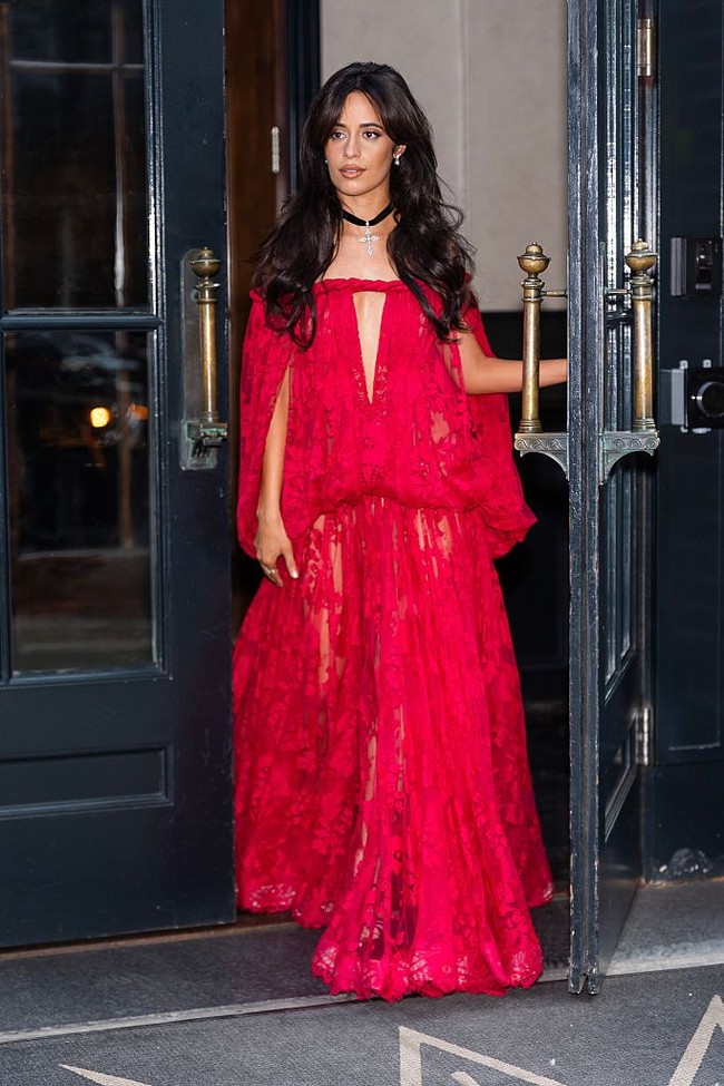 Camila Cabello memilih gaya boho-glam dengan maxi dress marun berbahan lace. Pelantun lagu ‘Havana’ ini melengkapi busananya dengan kalung choker berbandul salib berlian. Foto: GC Images/TheStewartofNY