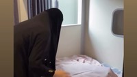 Salah satu kerabat yang menemani merekam momen Celine menggantikan seprai di tempat tidur putrinya. Ya Allah ninggalin anak mondok begini rasanya. Mommy-nya nangis terus... anaknya malah santai aja, tulis Celine. (Foto: Instagram Story @celine_evangelista)
