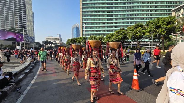 Parade budaya mancanegara di CFD HI, Jakarta Pusat.