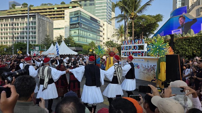 Serunya Warga Lihat Parade Budaya di CFD HI, Ada Tari Syrtos hingga Bandrong