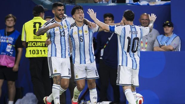 Cristian Romero HARD ROCK STADIUM, MIAMI GARDENS, FLORIDA, UNITED STATES - 2026/07/03: Lisandro Martinez (C) of Argentina celebrates with Cristian Romero (L) and Lionel Messi (R) of Argentina after scoring a goal during the FIFA World Cup 2026 round of 32 football match between Argentina and Cabo Verde. Argentina won 3-2 over Cabo Verde after extra time. (Photo by NicolΓ² Campo/LightRocket via Getty Images)