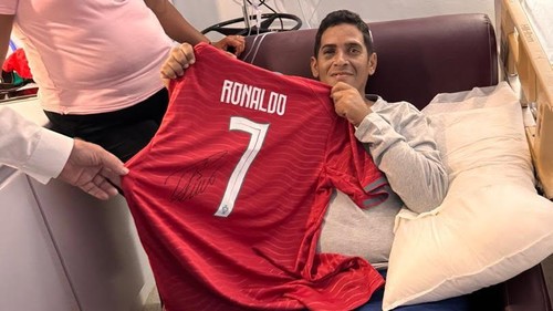 Seorang warga Venezuela korban gempa bumi mendapat hadiah spesial. Dia menerima jersey Portugal yang ditandatangani pemain idolanya Cristiano Ronaldo.