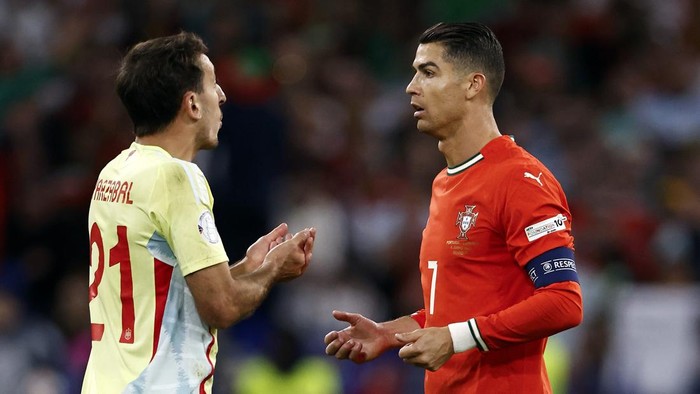 MUNCHEN - (L-R) Mikel Oyarzabal of Spain, Cristiano Ronaldo of Portugal discuss during the UEFA Nations League final Portugal v. Spain at the Munich Football Arena on June 8, 2025 in Munich, Germany. ANP | Hollandse Hoogte | MAURICE VAN STEEN (Photo by ANP via Getty Images)