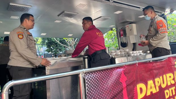 Direktorat Samapta Polda Metro Jaya membagikan makanan gratis ke warga di kawasan Bundaran HI. Kegiatan ini sebagai rangkaian peringatan Hari Bhayangkara ke-80. (dok Ist)