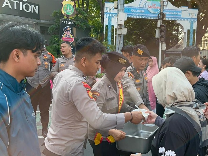 Direktorat Samapta Polda Metro Jaya membagikan makanan gratis ke warga di kawasan Bundaran HI. Kegiatan ini sebagai rangkaian peringatan Hari Bhayangkara ke-80. (dok Ist)