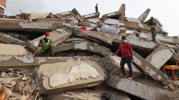 Kondisi Kota La Guaira, Venezuela, masih menyisakan duka mendalam setelah gempa bumi yang mengguncang wilayah tersebut pada 24 Juni 2026. Sejumlah bangunan tampak mengalami kerusakan parah, sementara tim penyelamat terus bekerja di lokasi bangunan ya