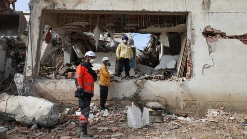 Kondisi Kota La Guaira, Venezuela, masih menyisakan duka mendalam setelah gempa bumi yang mengguncang wilayah tersebut pada 24 Juni 2026. Sejumlah bangunan tampak mengalami kerusakan parah, sementara tim penyelamat terus bekerja di lokasi bangunan yang runtuh untuk mencari korban dan memastikan tidak ada warga yang masih terjebak di bawah puing-puing. Aktivitas penyelamatan dilakukan secara intensif di tengah kondisi bangunan yang dinilai masih berisiko. REUTERS/Ricardo Arduengo