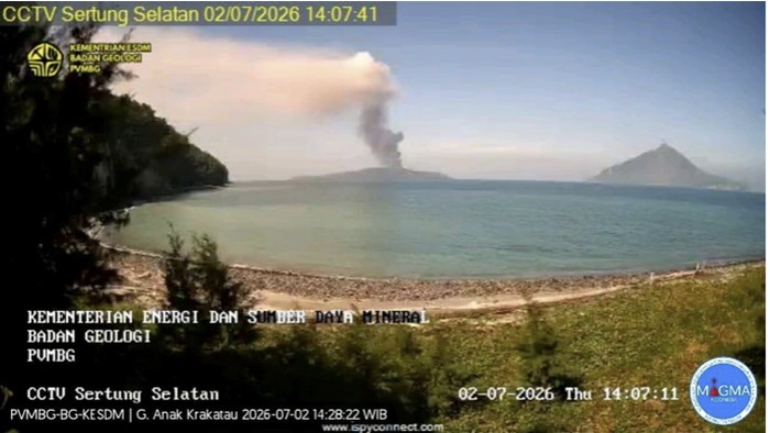 Erupsi Gunung Api Anak Krakatau, Lampung, pada 2 Juli 2026, pukul 14.05.