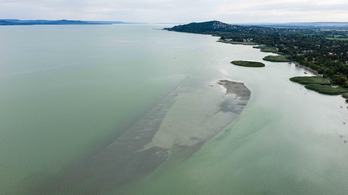 Fenomena alam yang menarik perhatian kembali terjadi di Danau Balaton, Hongaria. Gundukan pasir yang dikenal masyarakat setempat sebagai 