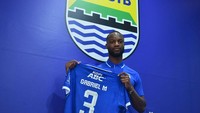 Gabriel Mutombo jadi nama pertama yang didatangkan. Pemain asal Prancis ini berposisi sebagai bek dan musim lalu bermain untuk Ratchaburi FC (Thailand). Ia dikontrak satu tahun oleh Persib dengan opsi perpanjangan satu tahun. (Foto: Dok. Persib Bandung)