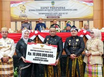 Gubernur Sulsel Serahkan Bantuan Keuangan Rp 10 Miliar Saat HUT ke-67 Luwu