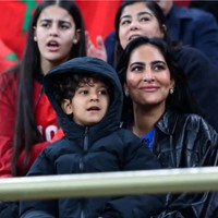 Bounou dan Imane memiliki seorang putra bernama Isaac yang lahir pada Agustus 2020. Sosok Isaac yang kini berusia hampir enam tahun terlihat saat Bounou memeluk dan menggendongnya usai Maroko mengalahkan Kanada di Piala Dunia 2026. Namun sosok Imane tak terlihat di momen tersebut. Foto: Dok. Instagram Imane Khallad