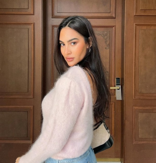 Imane Khallad merupakan influencer, blogger, sekaligus pecinta fashion asal Maroko. Meski berstatus sebagai istri salah satu pesepakbola terbesar negaranya, ia memilih menjalani kehidupan yang jauh dari sorotan media. Foto: Dok. Instagram Imane Khallad