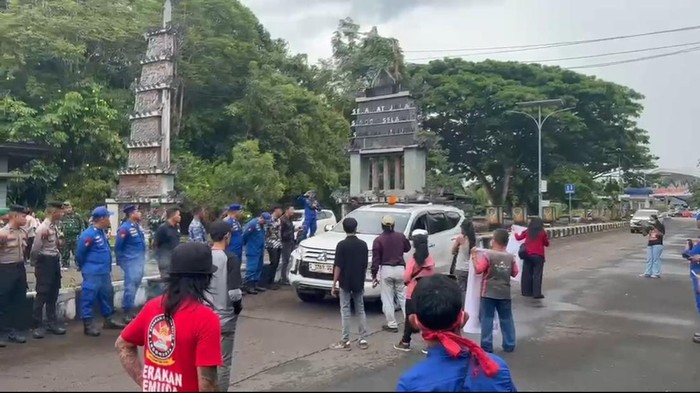 Iring-iringan kendaraan UAS di hadang puluhan warga di Kutai Barat. (Istimewa)