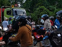 Jalan Trans Kalimantan Dibuka-Tutup di Jalur Ambles Kasongan-Sampit