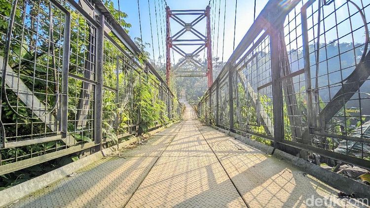 Potret Warga Lintasi Jembatan Gantung Rp 5 M yang Sempat Ditutup Kades