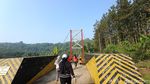 Potret Warga Lintasi Jembatan Gantung Rp 5 M yang Sempat Ditutup Kades
