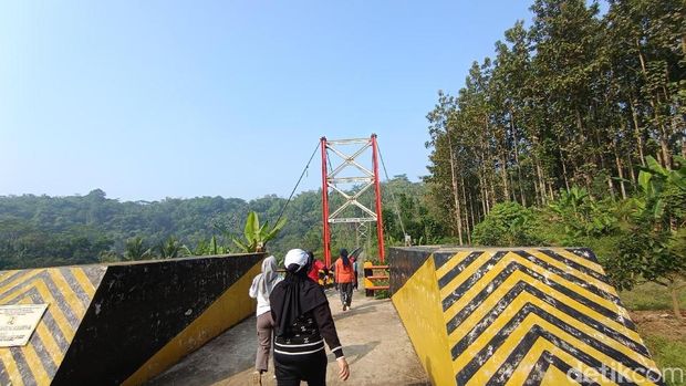 Jembatan Sukamenak penghubung Ciamis-Tasikmalaya seharga Rp 5 miliar yang kembali dibuka Jembatan Sukamenak penghubung Ciamis-Tasikmalaya seharga Rp 5 miliar yang kembali dibuka