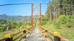 Potret Warga Lintasi Jembatan Gantung Rp 5 M yang Sempat Ditutup Kades