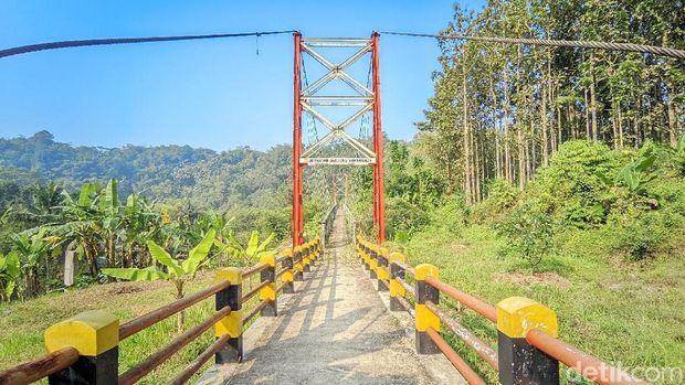 Jembatan Sukamenak penghubung Ciamis-Tasikmalaya seharga Rp 5 miliar yang kembali dibuka Jembatan Sukamenak penghubung Ciamis-Tasikmalaya seharga Rp 5 miliar yang kembali dibuka
