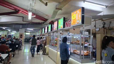 Makan Enak di Kantin Karyawan