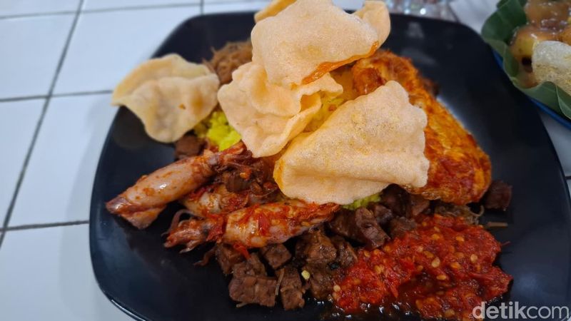 Kantin Karyawan Kokas Cicip Nasi Kuning hingga Es Podeng Enak Langganan Karyawan Kokas