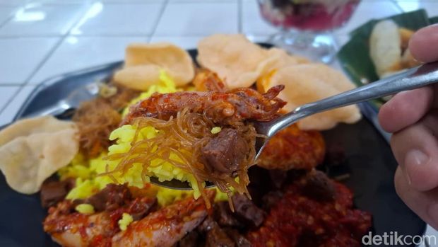 Cicip Nasi Kuning hingga Es Podeng Enak Langganan Karyawan Kokas