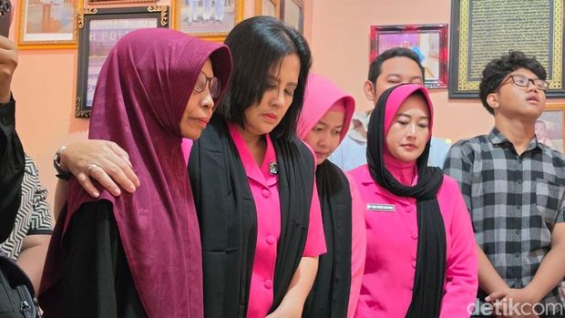 Kapolda Kalteng Beri Penghormatan Terakhir untuk Briptu Anumerta Nopandri. (Sigit Pamungkas) Kapolda Kalteng Beri Penghormatan Terakhir untuk Briptu Anumerta Nopandri. (Sigit Pamungkas)