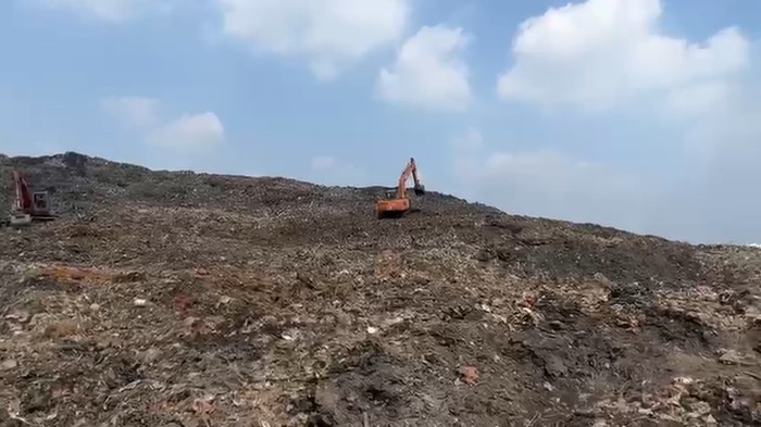 Kebakaran di Tempat Pemrosesan Akhir (TPA) Jatiwaringin, Kecamatan Mauk, Kabupaten Tangerang, sudah 6 hari belum padam, Minggu (5/7/2026).