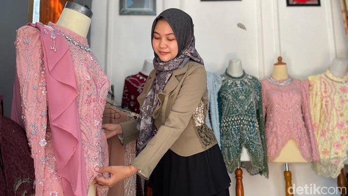 Produsen kebaya di Pati, Meyda Dewi Trisbiani. Foto diunggah Minggu (5/7/2026).